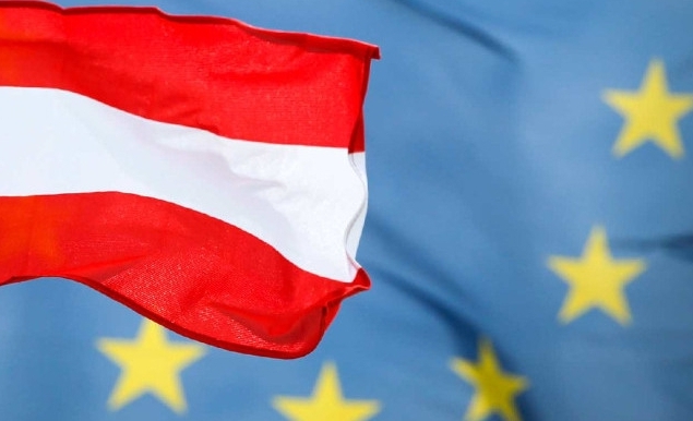 Österreichische Flagge vor der Flagge der Europäischen Union